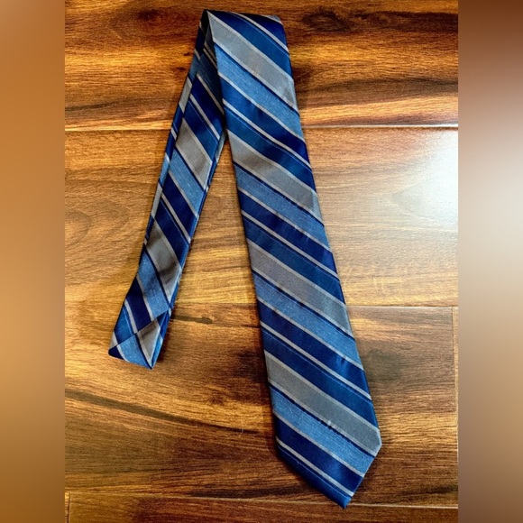 🍁SALE🍁 CALVIN KLEIN Blue and Gray Striped Silk Tie - Picture 7 of 10